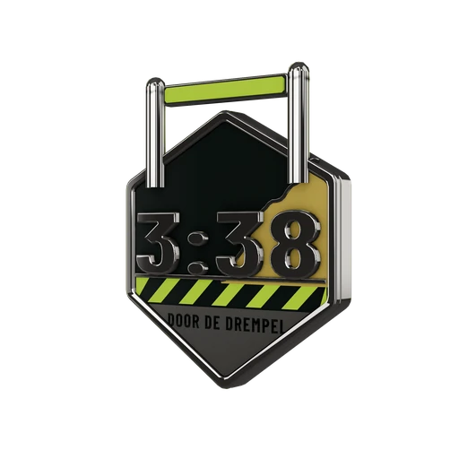Medaille DOOR DE DREMPEL. Een zeshoek in titanium met poortpalen en een lime balk: 3:38 in reliëf over het echte klimprofiel van de Amerongse Berg (AHN4), een drempelstreep en DOOR DE DREMPEL; op de achterkant het segment, de drempel en het aantal drempels (titanium = 40).