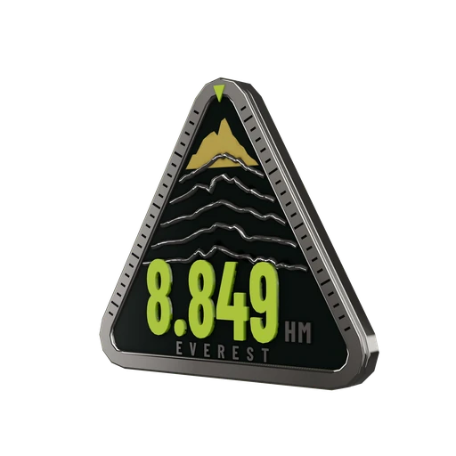 Medaille EVEREST. Een top in titanium: 8.849 HM in lime op zes gestapelde bergruggen (echte AHN4-profielen van de segmenten met de meeste klim) onder een zandgele top, een hoogteschaal op de lijst.
