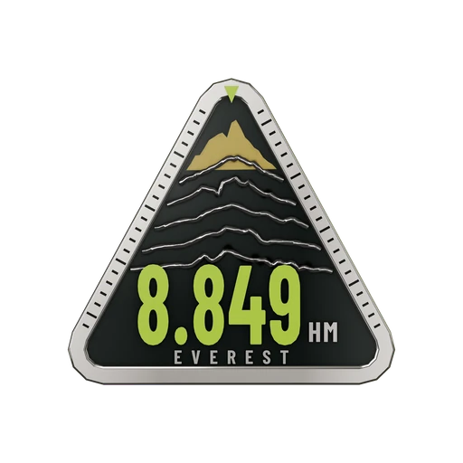 Een top in titanium: 8.849 HM in lime op zes gestapelde bergruggen (echte AHN4-profielen van de segmenten met de meeste klim) onder een zandgele top, een hoogteschaal op de lijst.