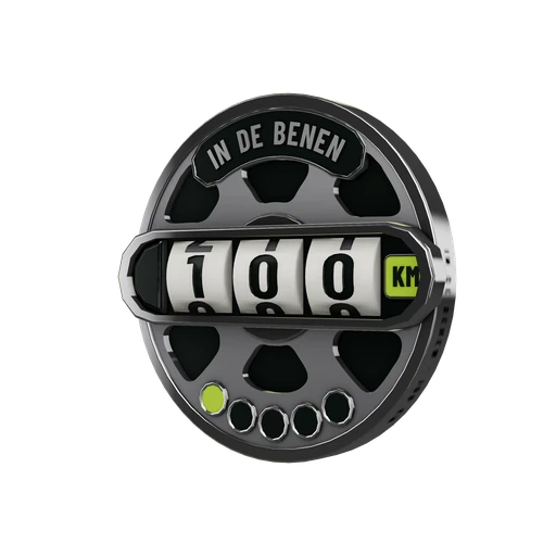 Medaille IN DE BENEN. Een wielmunt met een kilometerteller: rolletjes 1-0-0 met een lime KM, IN DE BENEN op de boog en vijf stippen voor de treden (één lime).