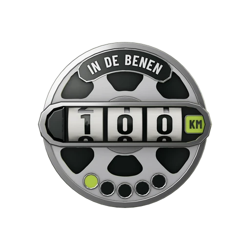 Een wielmunt met een kilometerteller: rolletjes 1-0-0 met een lime KM, IN DE BENEN op de boog en vijf stippen voor de treden (één lime).